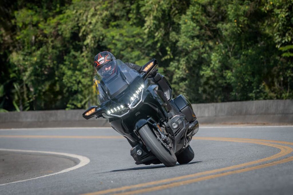 Honda GL 1800 Gold Wing tem ótima performance em curvas.