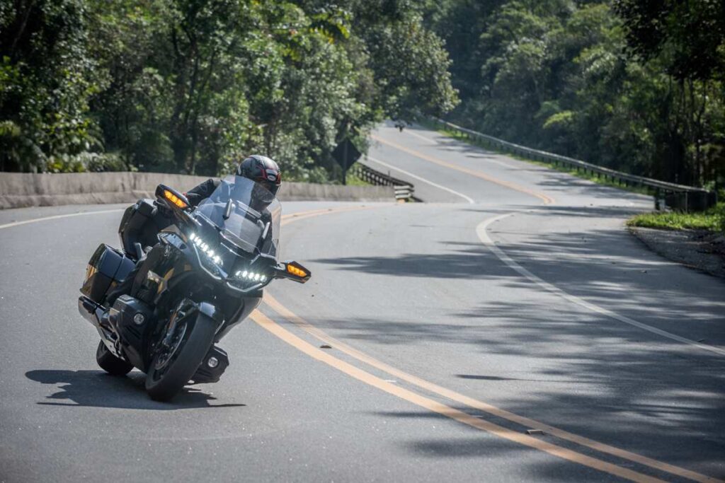 Honda GL 1800 Gold Wing 2024 preta tem suspensões reguláveis eletronicamente conforme a carga total carregada na moto.