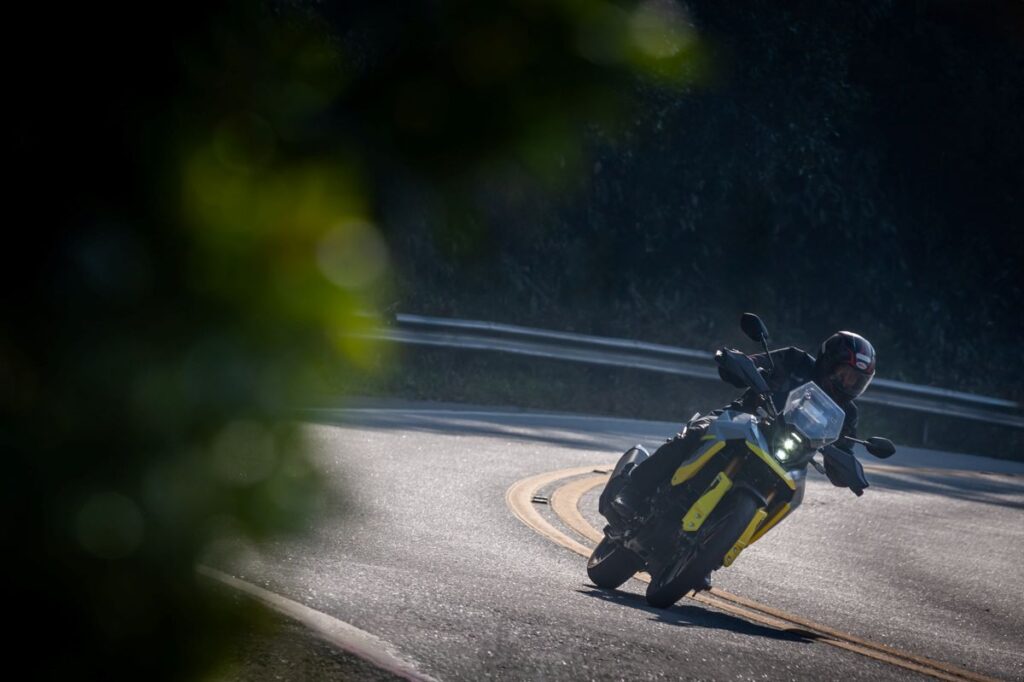 Suzuki V-Strom 800 DE é ótima de curvas