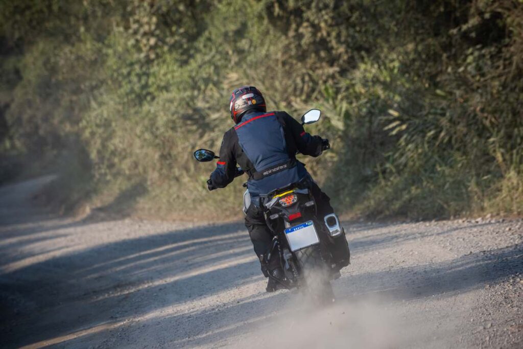 Suzuki V-Strom 800 DE tem ótima maneabilidade no off-road