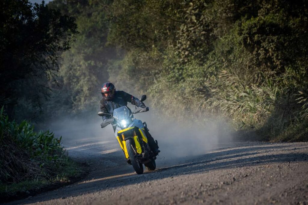 Suzuki V-Strom 800 DE tem ótima performance no off-road