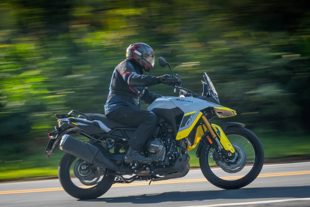 Suzuki V-Strom 800 DE vista de lado em ação