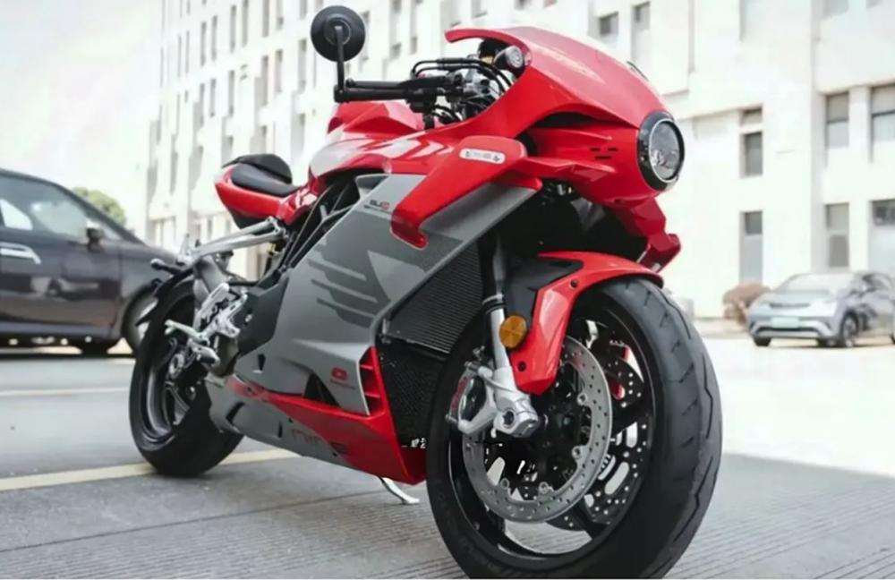 QJ Motor SRK 921 SV ou MV Agusta Superveloce?