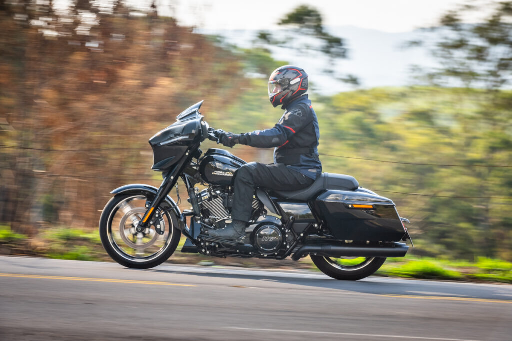 Harley-Davidson Street Glide Special 2024 imagem lateral posição de pilotagem