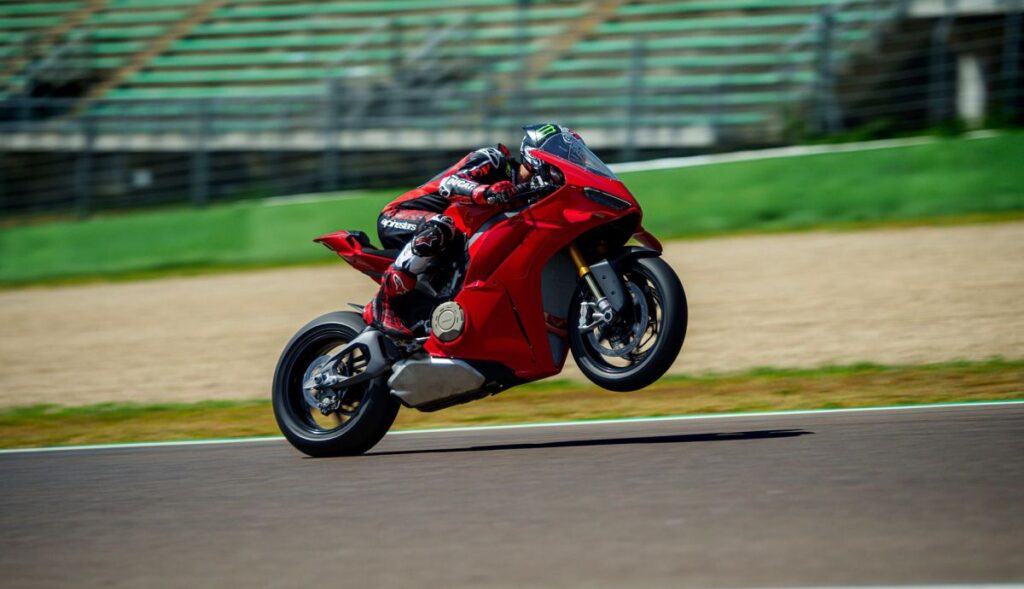 Ducati Panigale V4 2025 em ação na pista