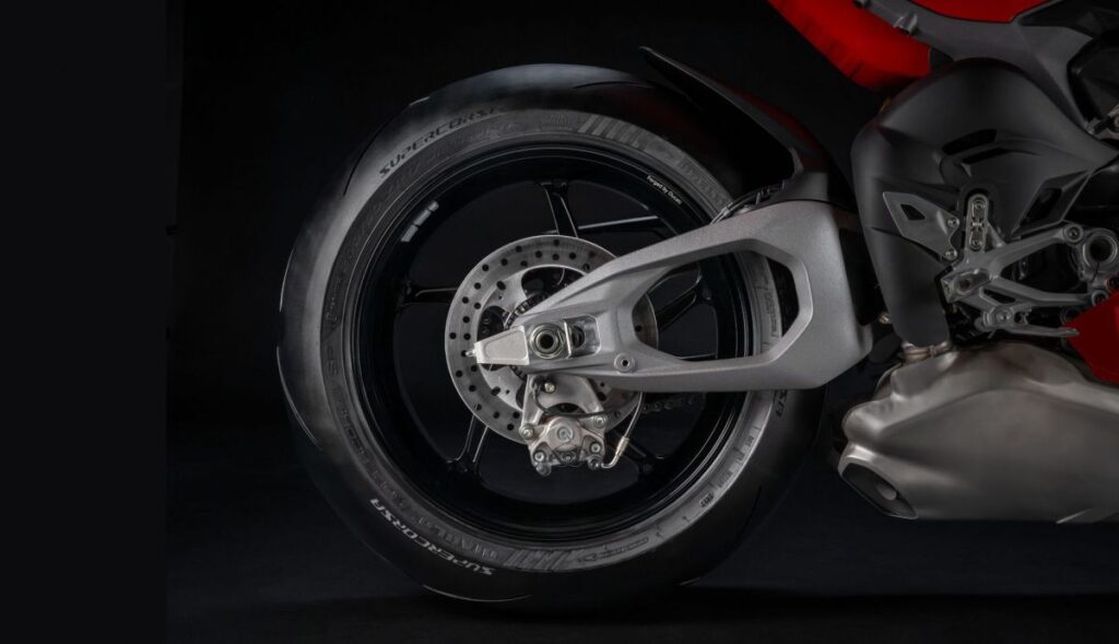 Ducati Panigale V4 2025 imagem da nova balança traseira "Ducati Hollow Symmetrical Swingarm"