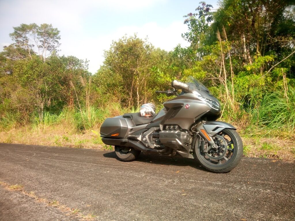 Honda Gold Wing 1800 Bagger imagem lateral na estrada