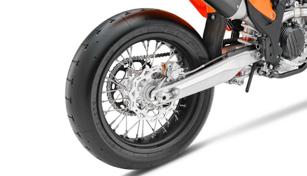 KTM 450 SMR 2025 imagem da roda traseira e do pneu slick