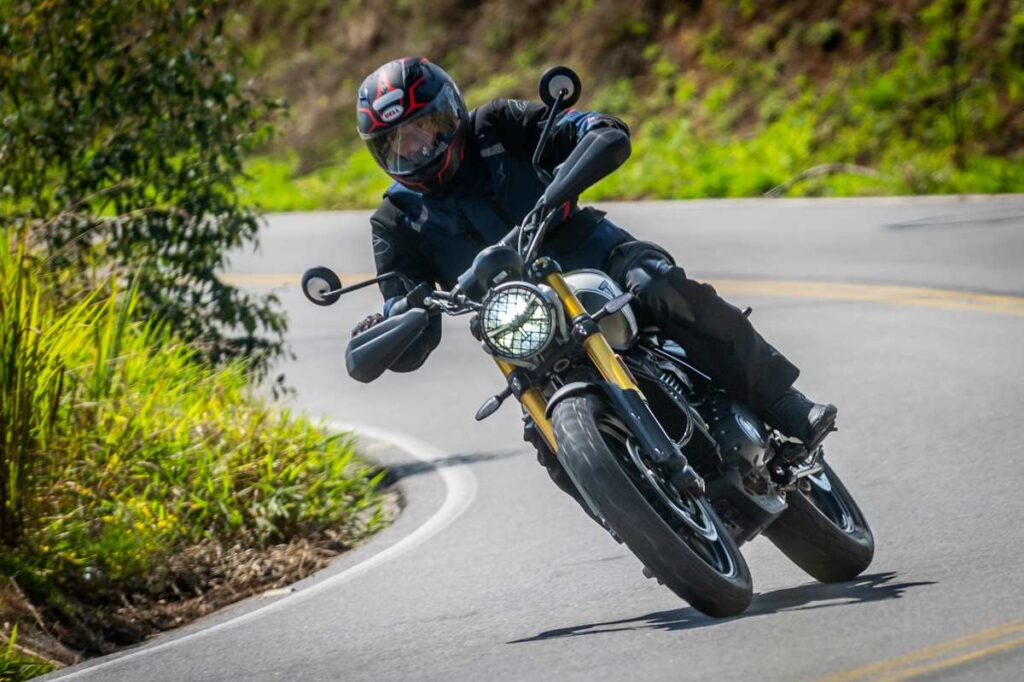 Triumph Scrambler 400 X 2024 imagem em ação curva a direita