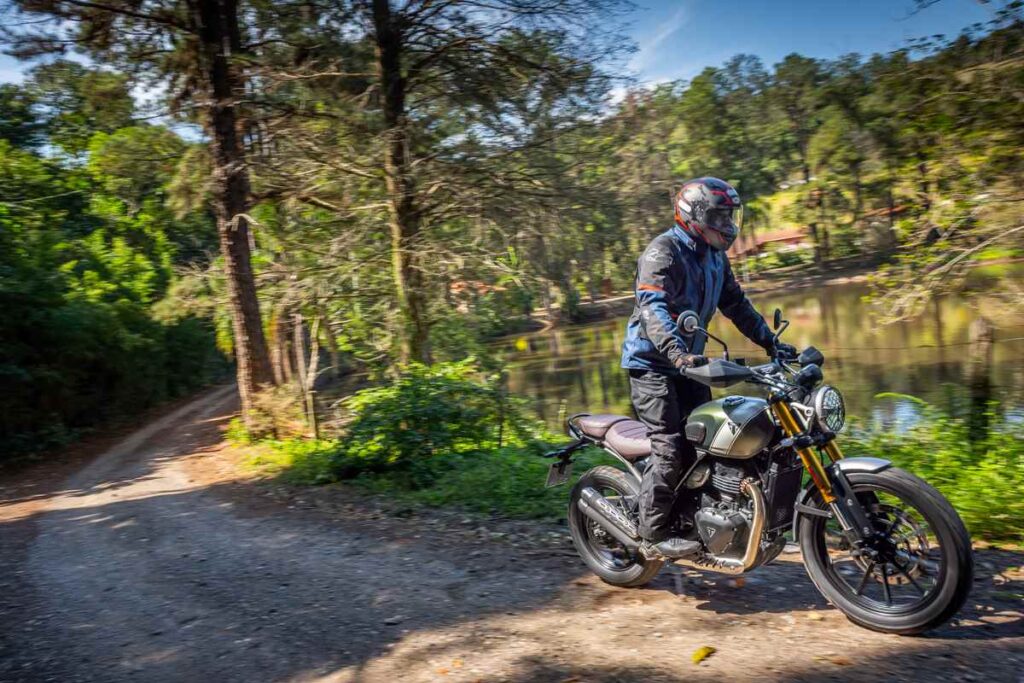 Triumph Scrambler 400 X 2024 tem ótima ergonomia para o off-road