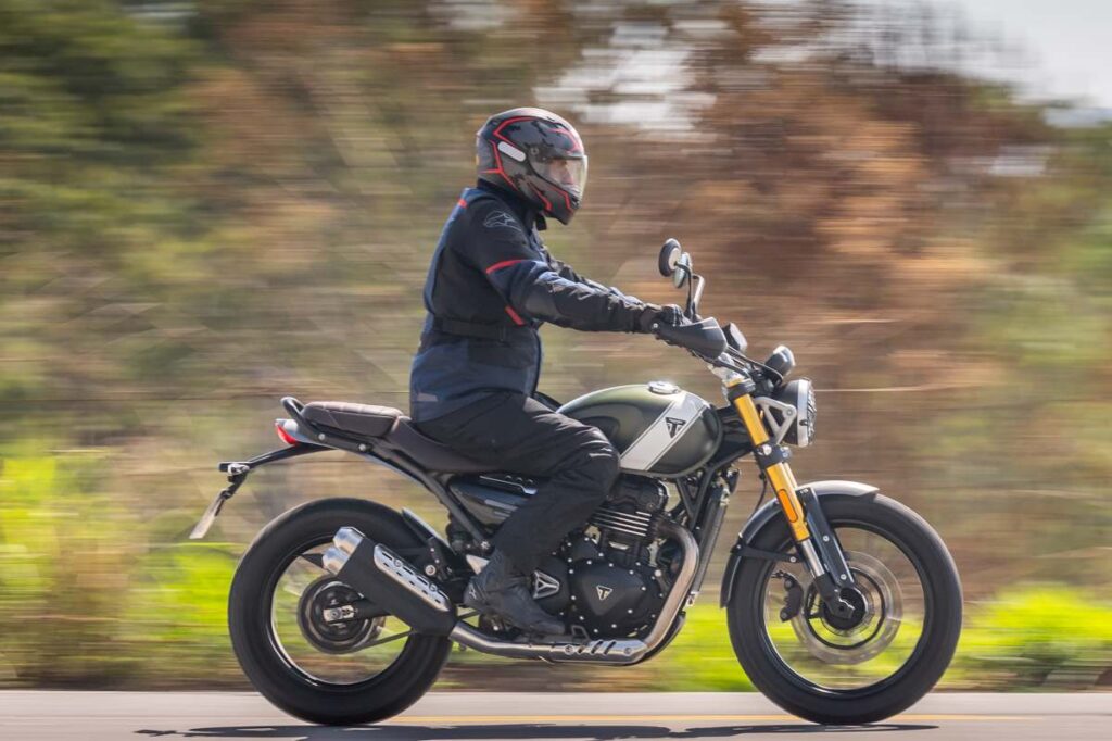 Triumph Scrambler 400 X 2024 tem posição de pilotagem bem ereta e relaxada