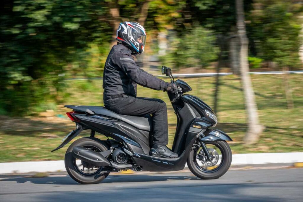 Yamaha Fluo ABS 2025 imagem lateral mostrando ergonomia