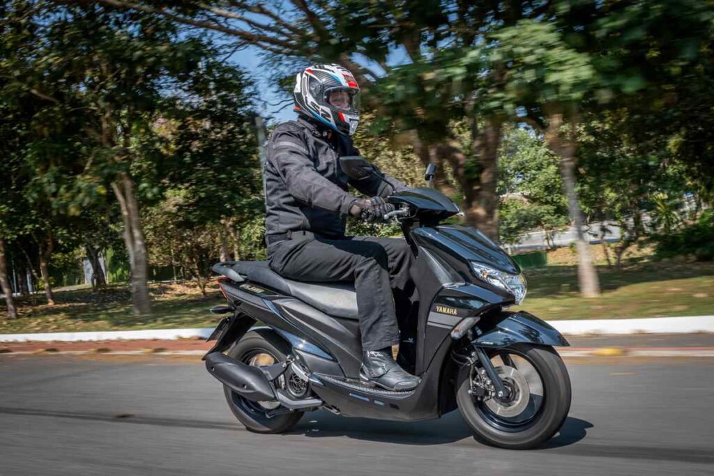 Yamaha Fluo ABS 2025 imagem lateral em ação