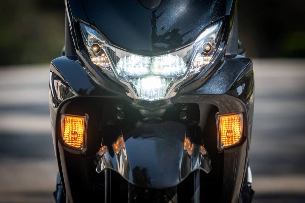 Yamaha Fluo ABS 2025 imagem do farol em LED