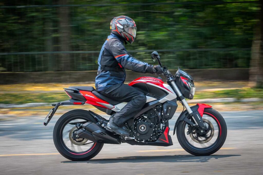 imagem lateral em ação Bajaj Dominar 250