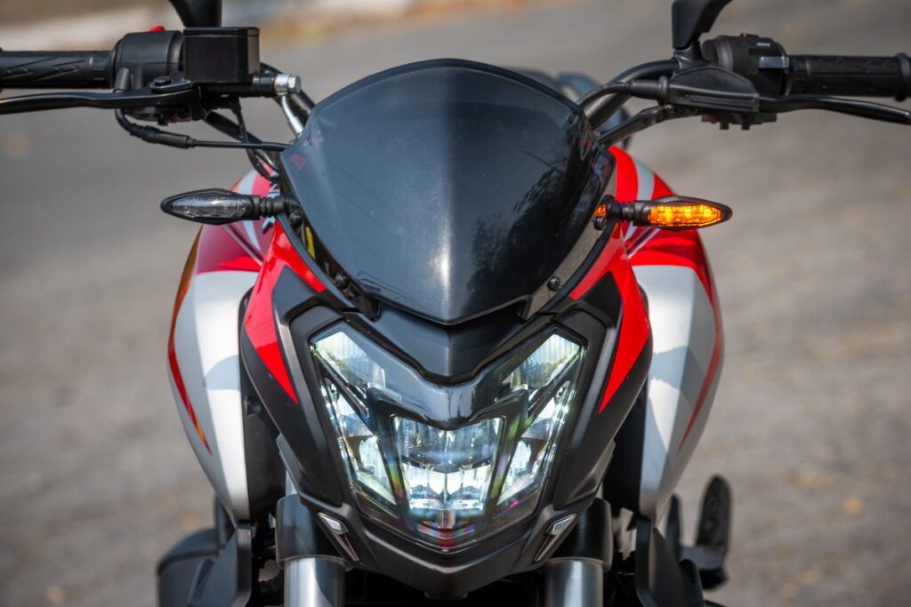 imagem farol LED Bajaj Dominar 250