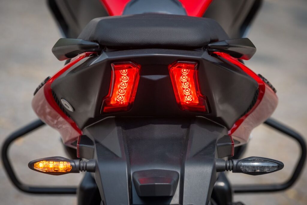 imagem da lanterna traseira LED Bajaj Dominar 250