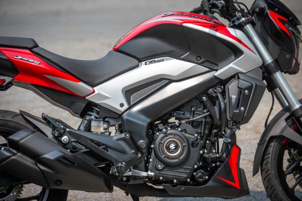 imagem lateral Bajaj Dominar 250