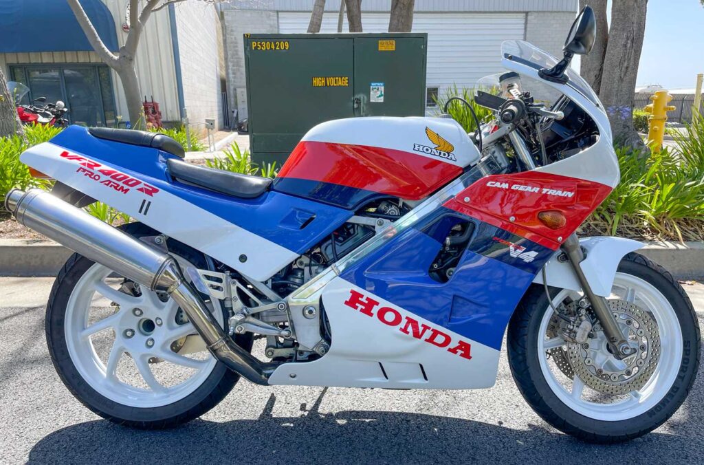 imagem lateral Honda VFR400R NC24 1987