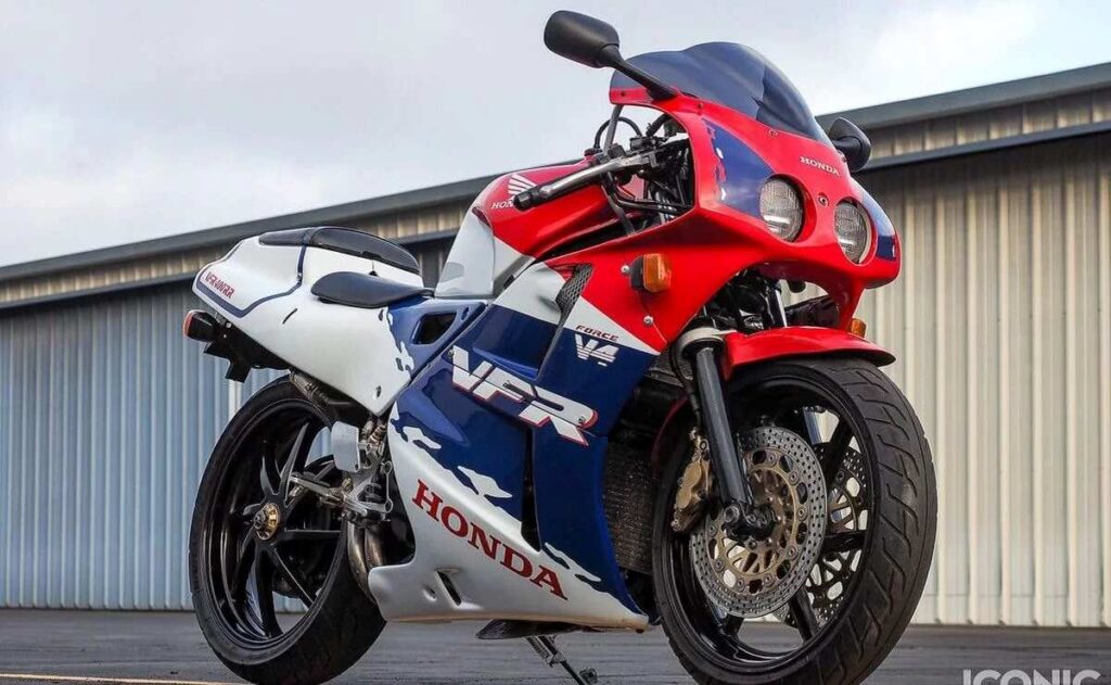 imagem frontal Honda VFR400R