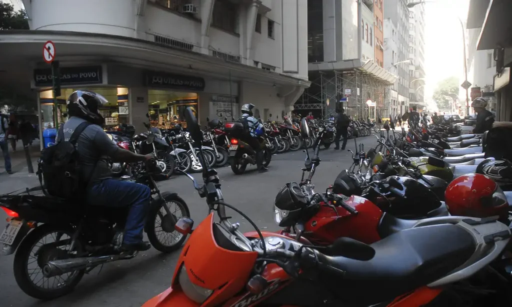 Motos em rua de importante cidade brasileira