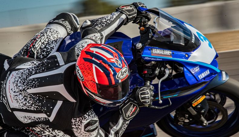 imagem Maverick Vinãles com capacete Arai RX-7V EVO