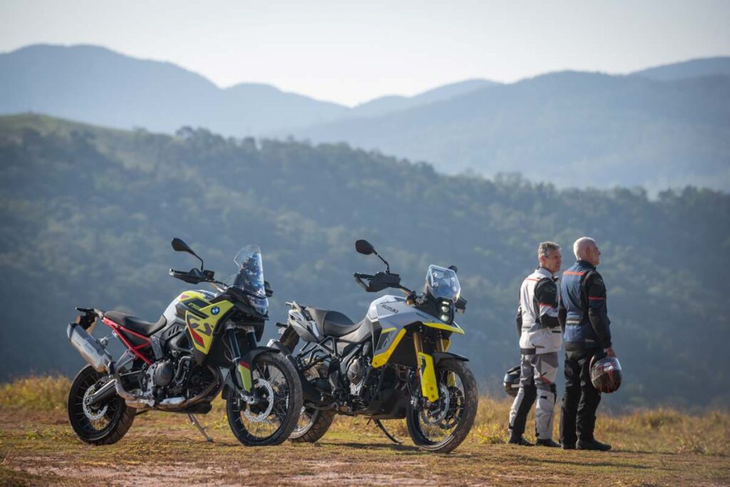 imagem estática na montanha Suzuki V-Strom 800 DE e BMW F 900 GS