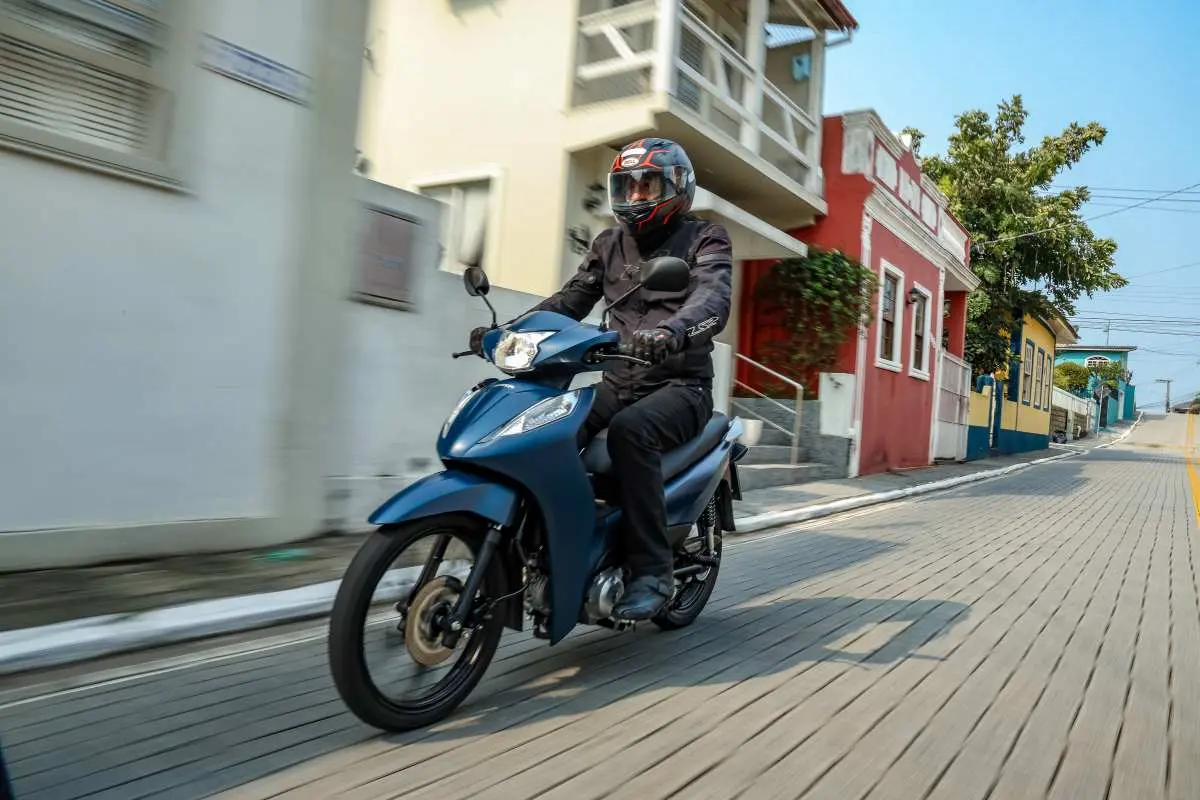 honda-biz-125-2025-imagem-frontal-motociclismoonline