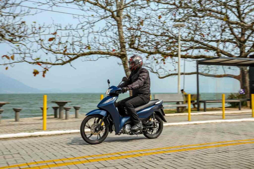 imagem lateral em ação Honda Biz 125 EX 2025