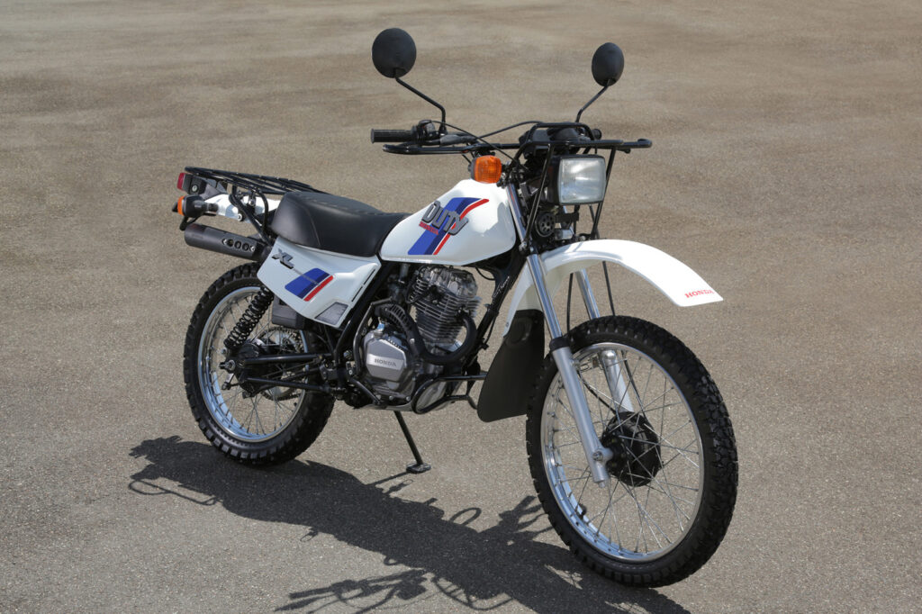 imagem lateral frontal Honda XL 125 Duty