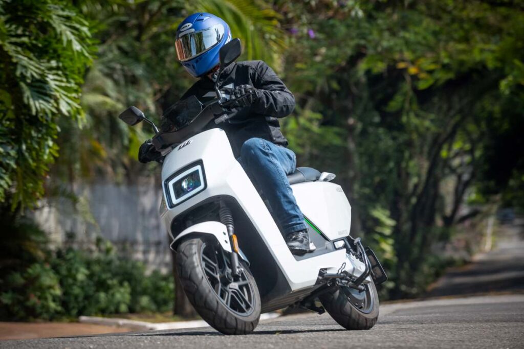 imagem do scooter elétrico Watts WS120 em ação