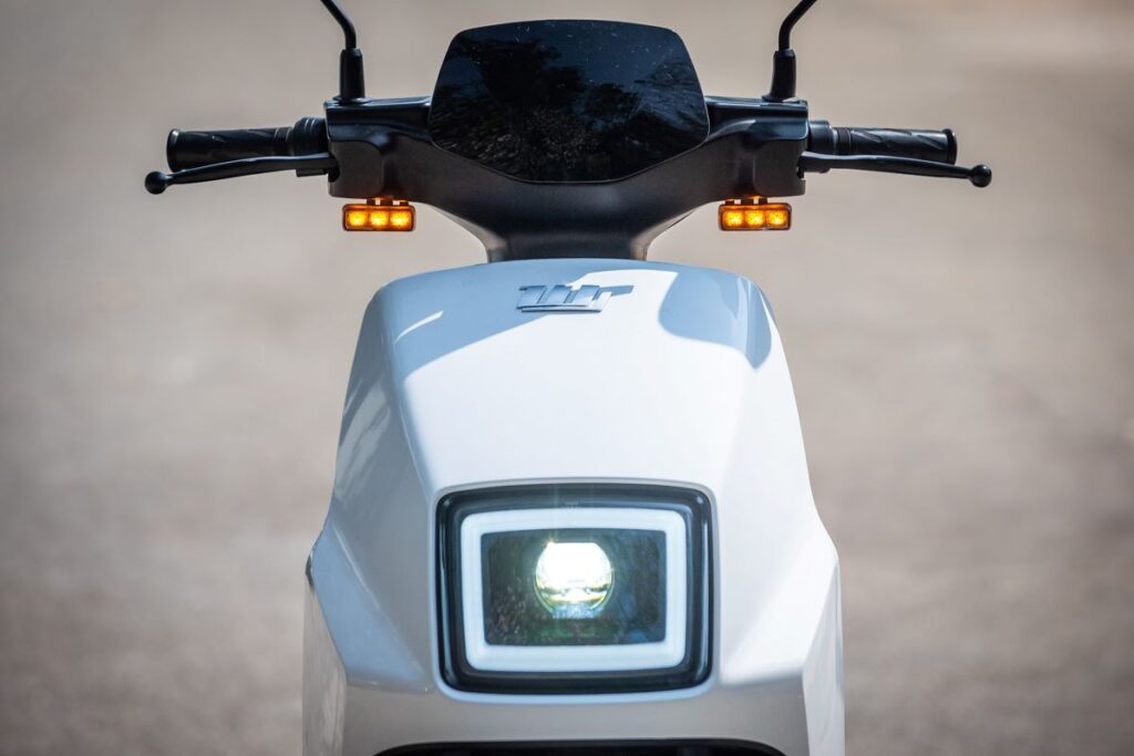 imagem farol LED dianteiro do scooter elétrico Watts WS120