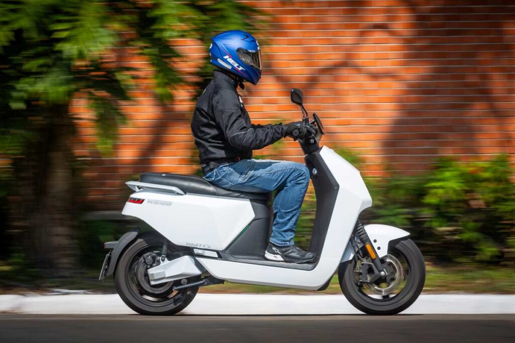 imagem em ação do scooter elétrico Watts WS120