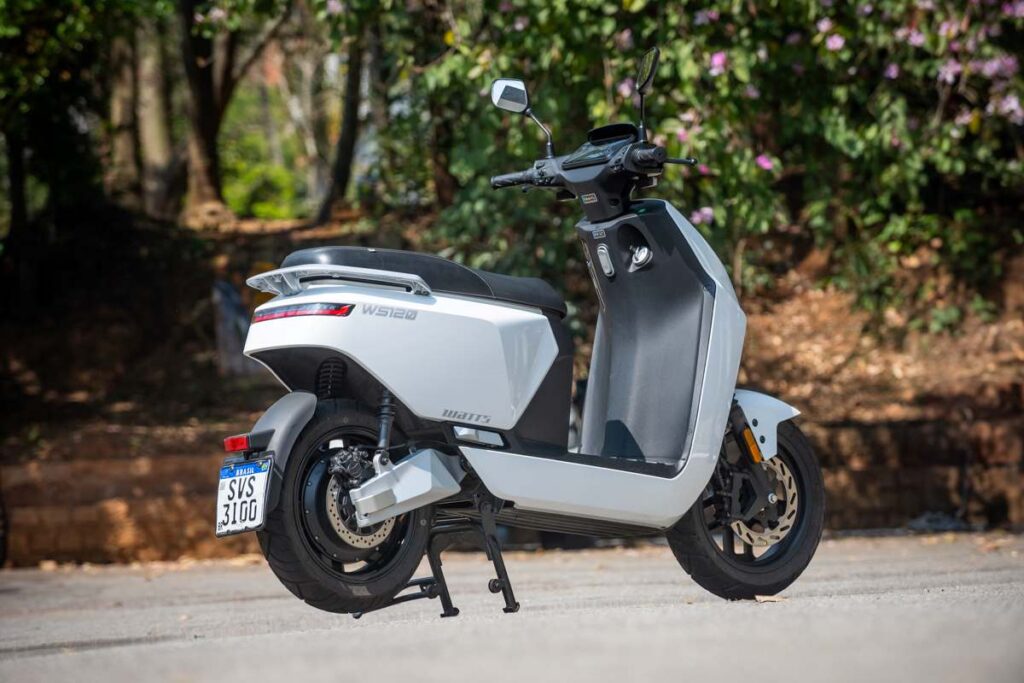 imagem lateral traseira do scooter elétrico Watts WS120