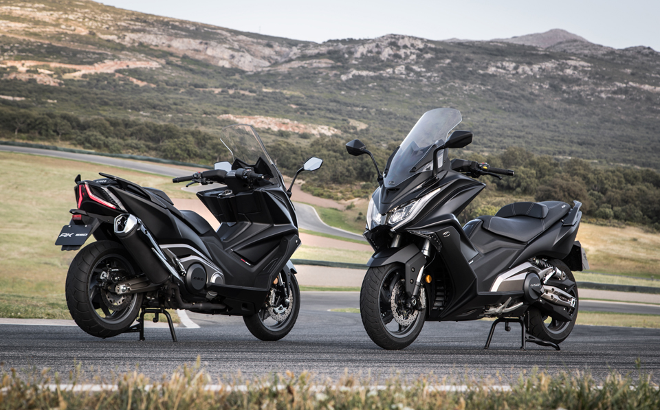 imagem lateral frontal e traseira do maxiscooter Kymco AK 550 Premium