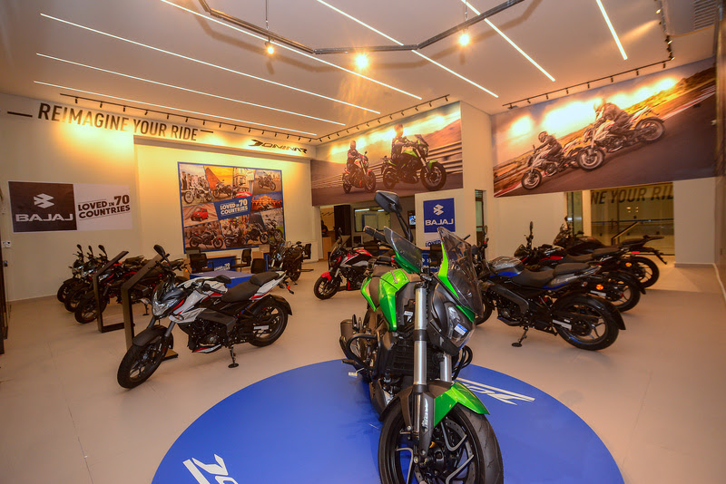 show room de concessionária Bajaj no Brasil com todas as motos da marca