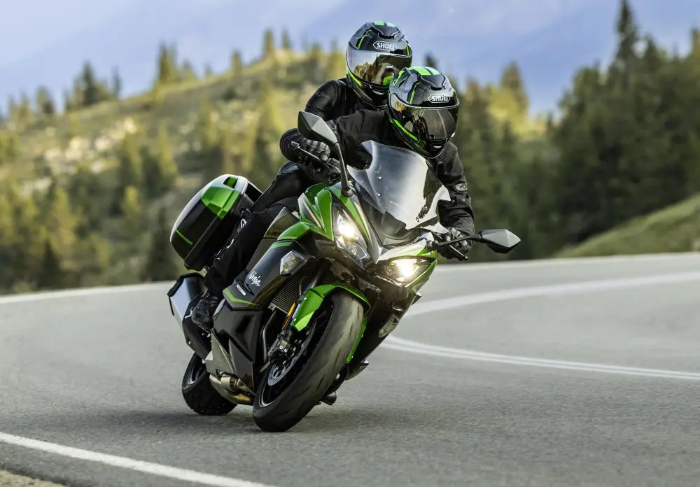 きなこ　1001 Kawasaki Ninja 1100 SX: evoluçao em potência e performance