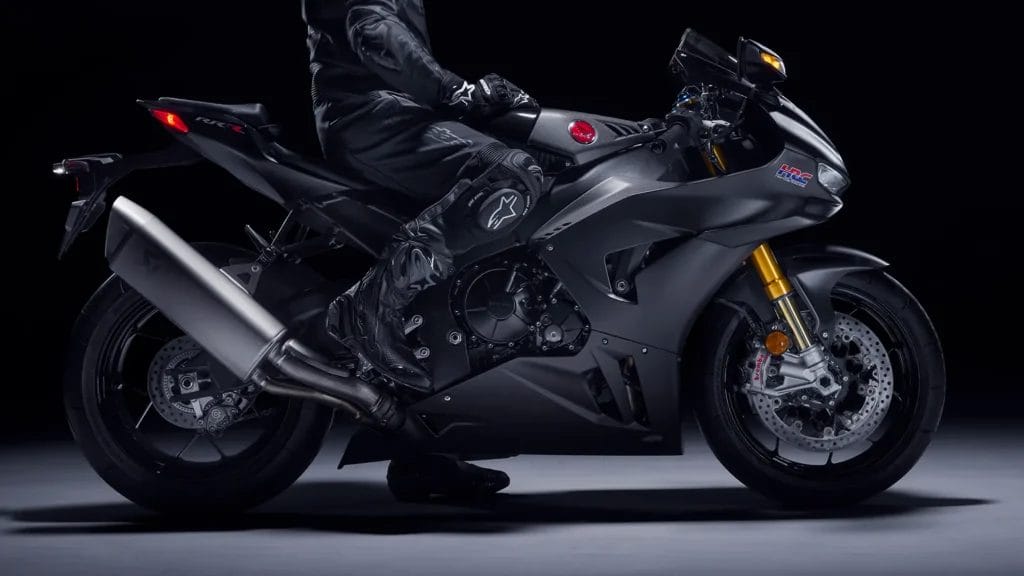 imagem lateral com o piloto Honda CBR1000RR-R Fireblade SP Carbon Edition