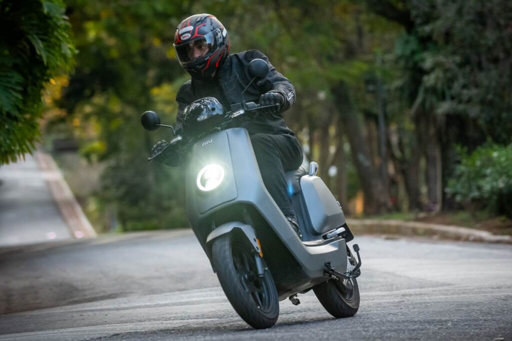 imagem frontal em ação do scooter elétrico NIU NQi Sport