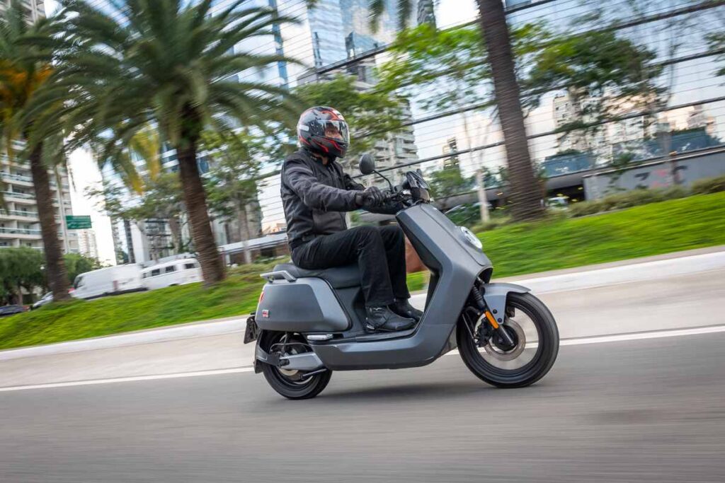 imagem em ação do scooter elétrico NIU NQi Sport