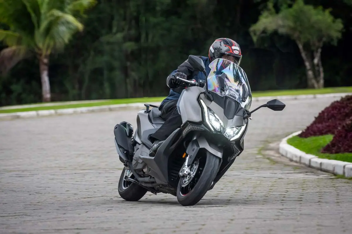 imagem frontal em ação do maxi scooter Kymco AK550 Premium - foto: Gustavo Epifanio