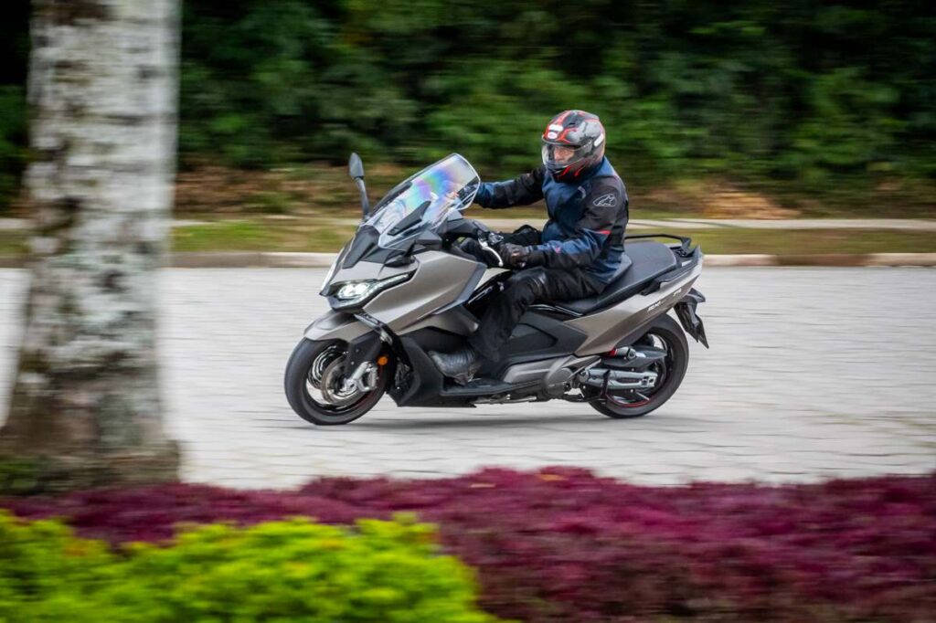 imagem lateral esquerda em ação do maxi scooter Kymco AK550 Premium - foto: Gustavo Epifanio