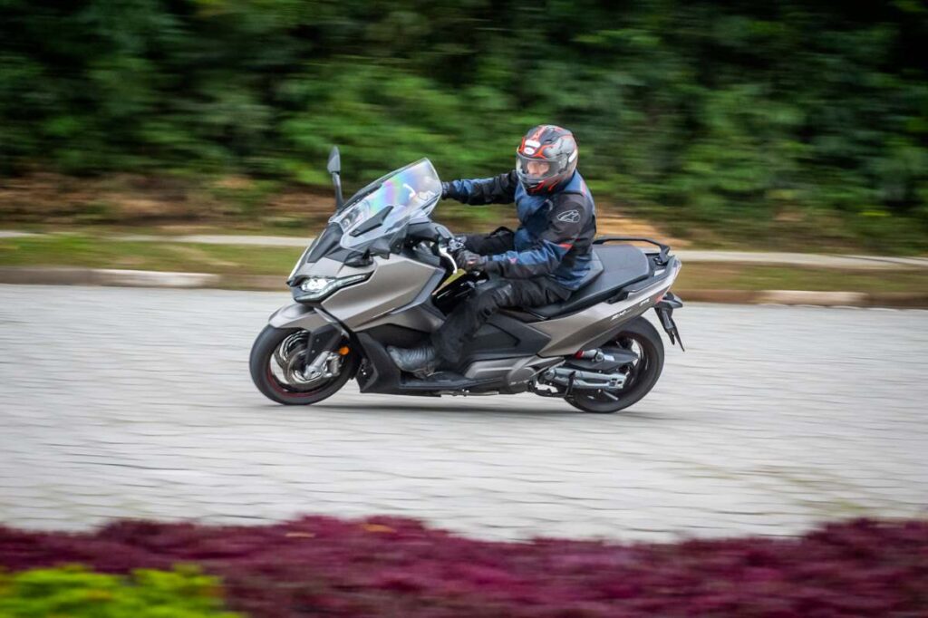 imagem lateral em ação do maxi scooter Kymco AK550 Premium - foto: Gustavo Epifanio