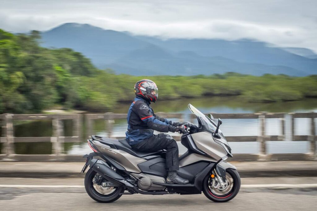 imagem lateral em ação do maxi scooter Kymco AK550 Premium - foto: Gustavo Epifanio