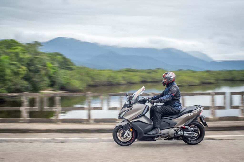 imagem lateral esquerda em ação do Kymco AK550 Premium - foto: Gustavo Epifanio