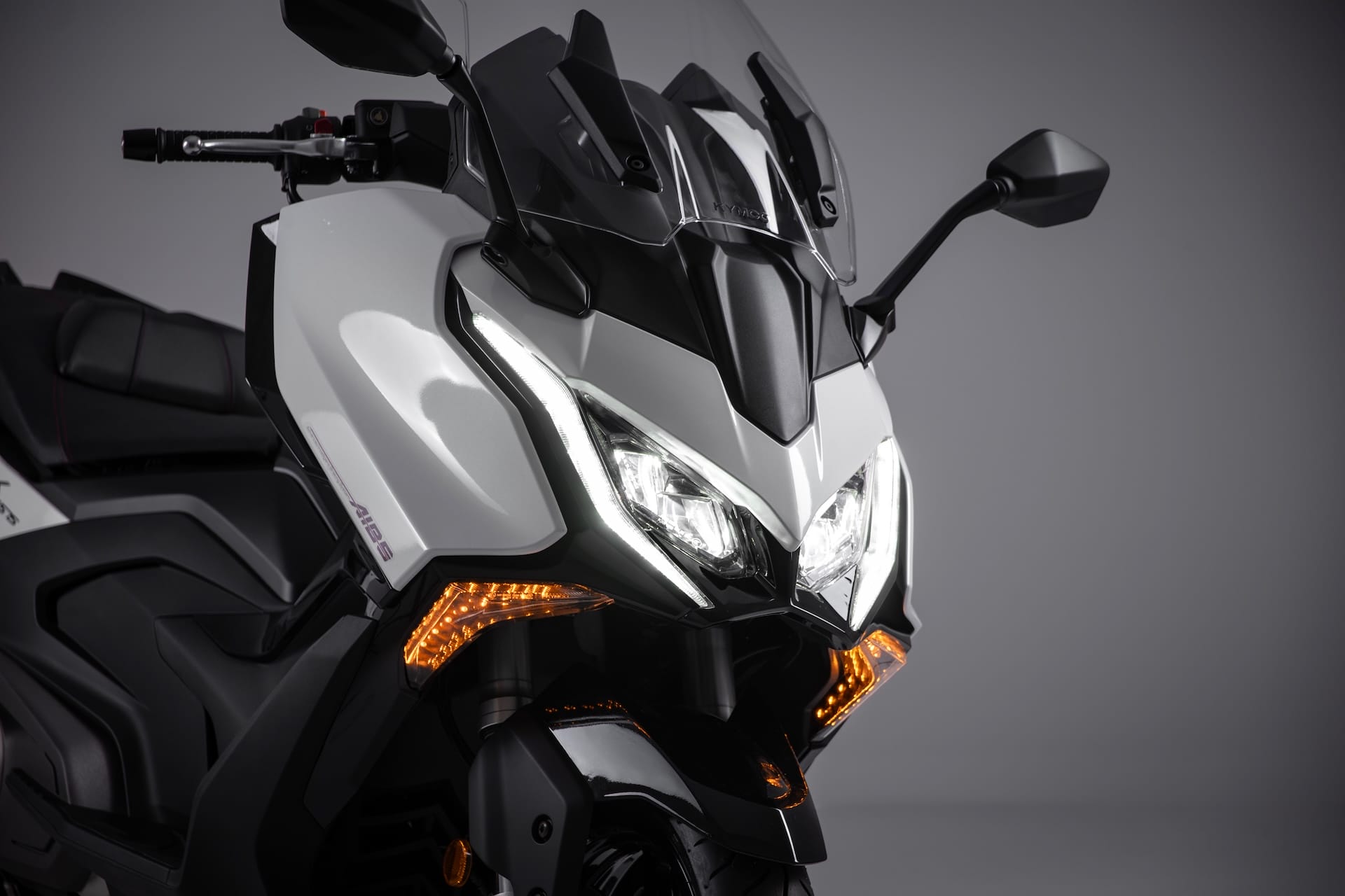 Kymco-AK575-Premium-1