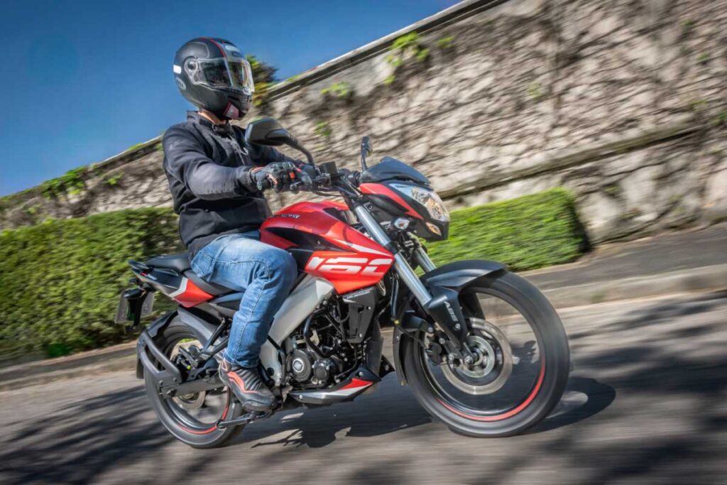 homem pilotando Bajaj Dominar 160