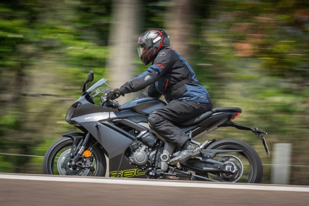 imagem lateral piloto com a Triumph Daytona 660