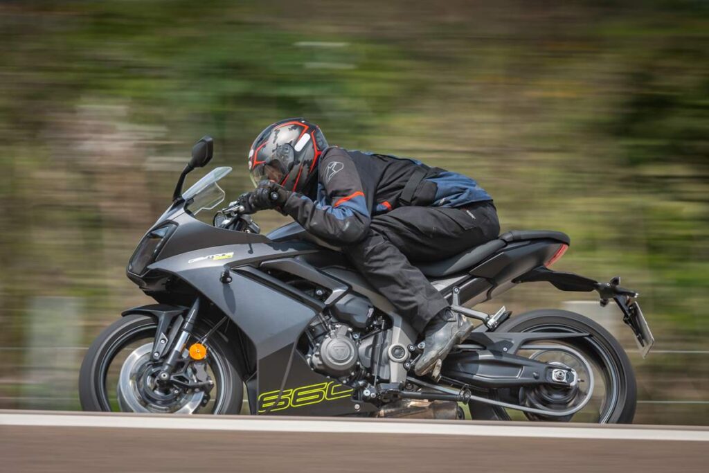 imagem do piloto em ação na pista com a Triumph Daytona 660