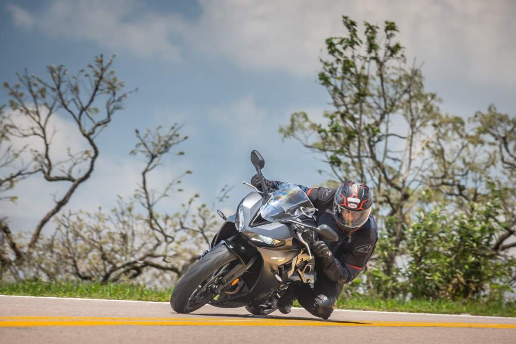 imagem piloto na pista com a Triumph Daytona 660